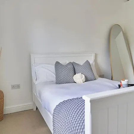 Stunning Luxury 2 Bed Apartment With En-Suite In Wokingham City Centre Exterior photo