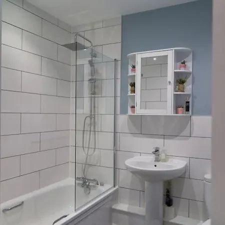 Stunning Luxury 2 Bed Apartment With En-Suite In Wokingham City Centre Exterior photo