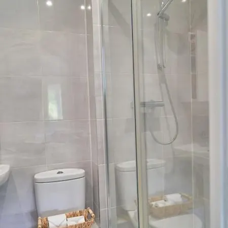 Stunning Luxury 2 Bed Apartment With En-Suite In Wokingham City Centre Exterior photo