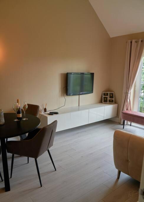 Stunning Luxury 2 Bed With En-suite In Centre Apartment
