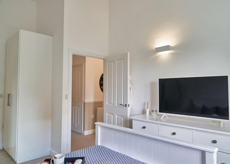 Stunning Luxury 2 Bed With En-suite In Centre Apartment *