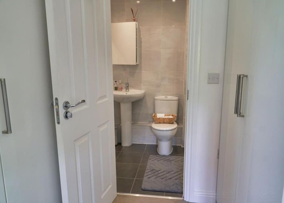 Stunning Luxury 2 Bed With En-suite In Centre * Wokingham